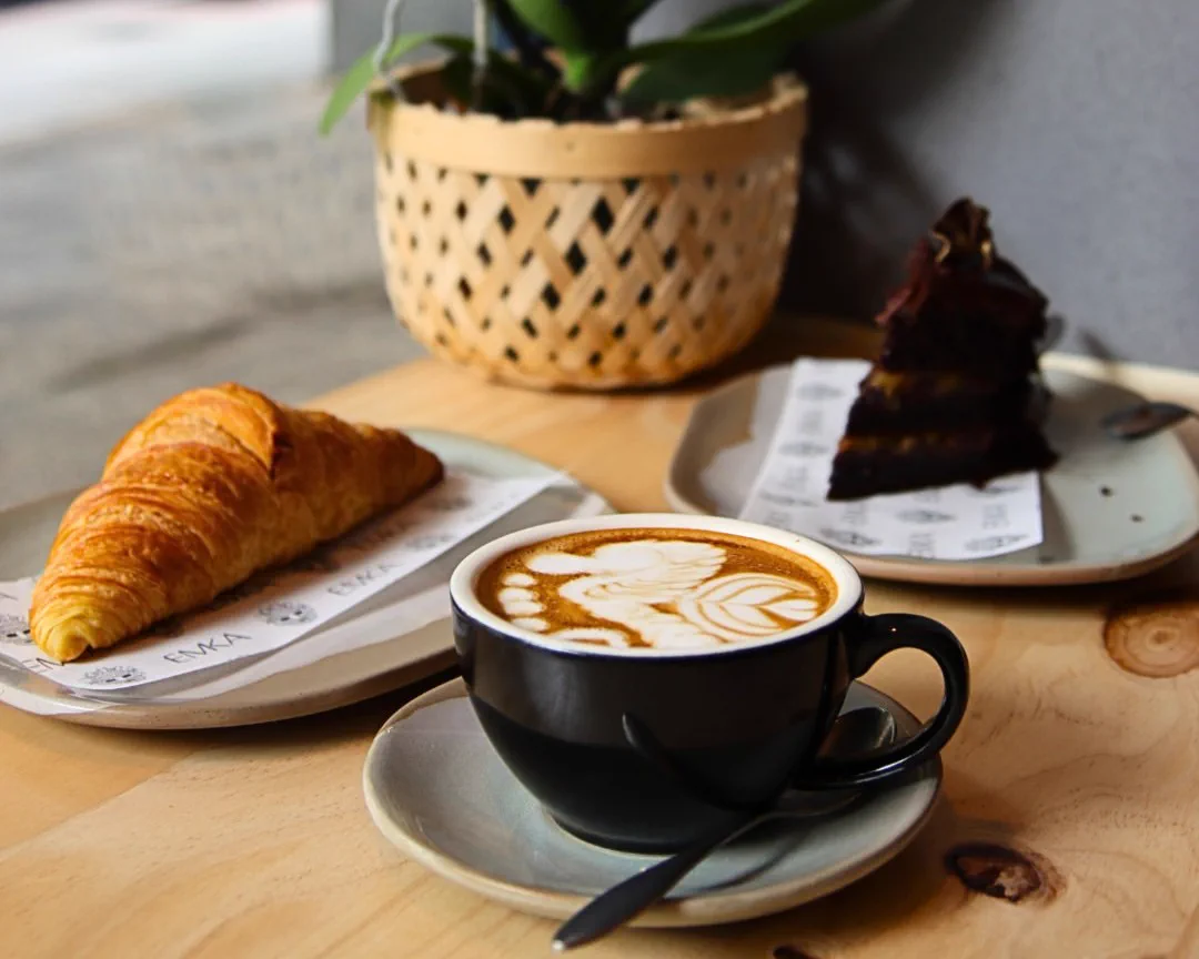 Platos de brunch de EMKA Coffee