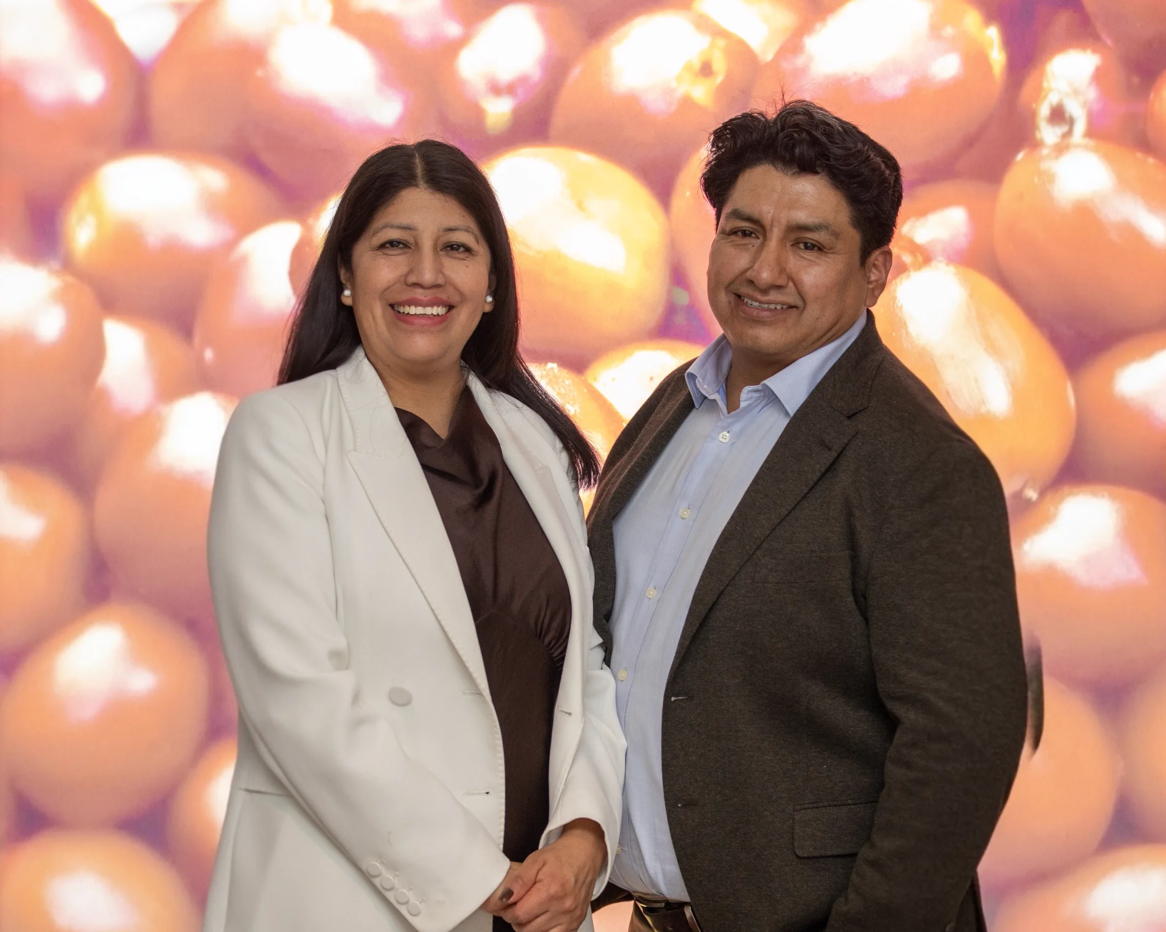 Mónica y Jairo, fundadores de EMKA Coffee, posando juntos