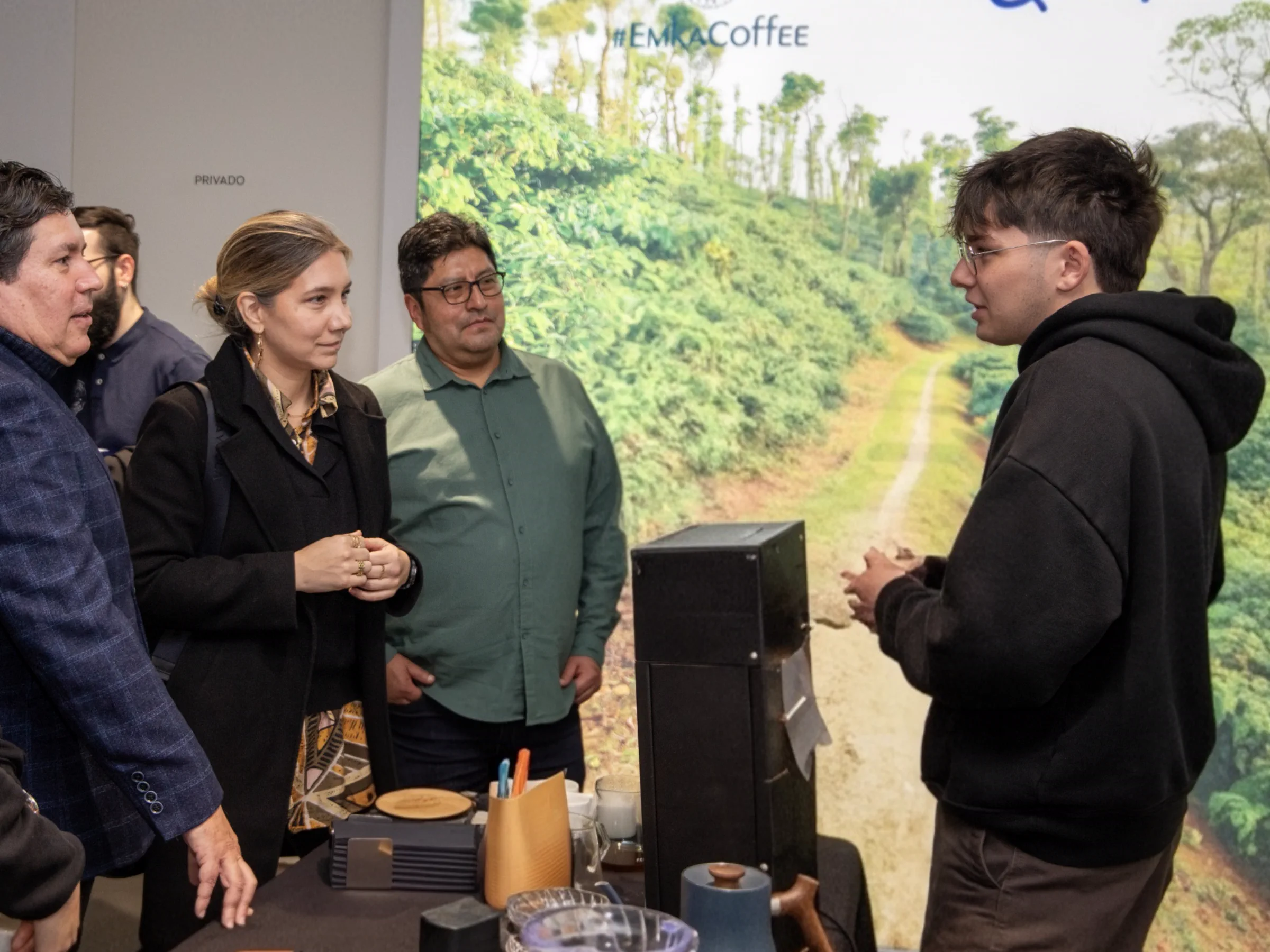Cata privada de café con participantes escuchando a un experto